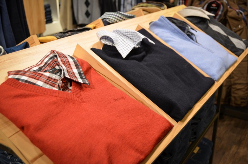 magasin-TENDE-min_sweater_sweaters_shirts_exhibition_shop_shopping_shelf_buy-940699